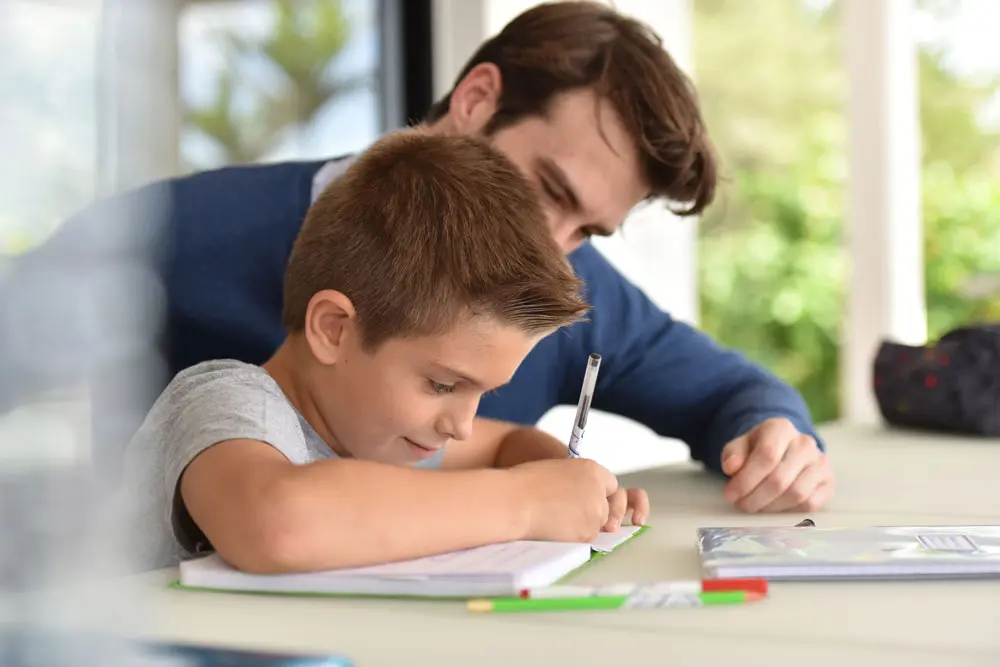 Si quieres que tu hijo mejore las notas, no hagas los deberes con él y deja de gritarle