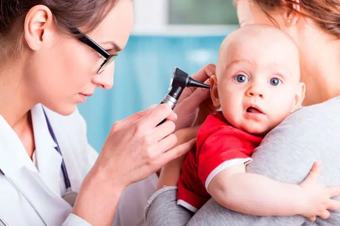 Bebé con profesional de salud