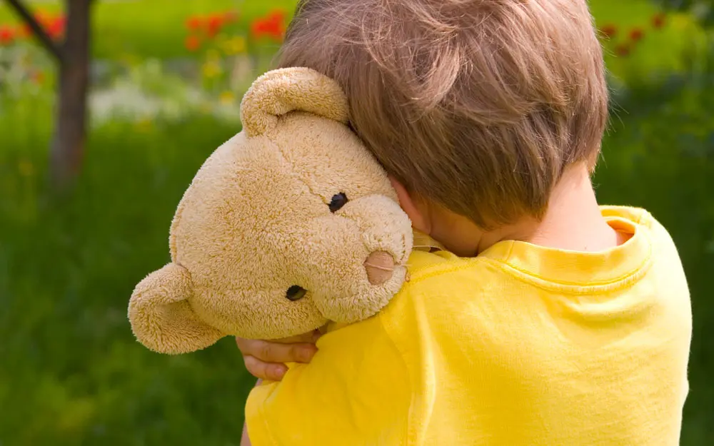 Niño que no se siente amado: niño con corazón destrozado