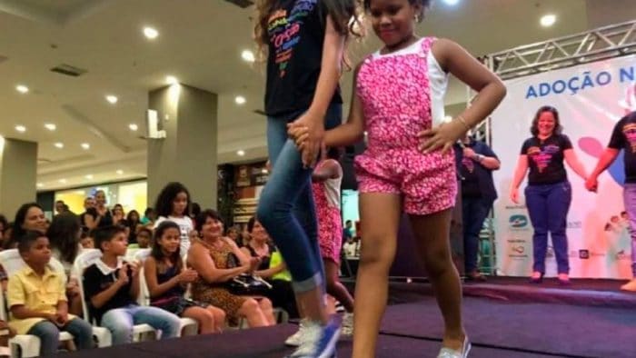 Desfile niños adopción