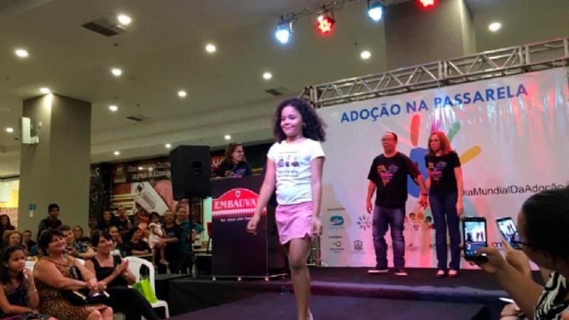 Desfile de niños huérfanos para buscarles adopción