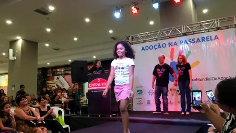 Desfile niños huérfanos Brasil