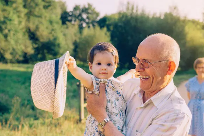 Nieta feliz con su abuelo