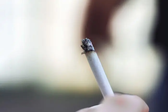 ofrece fumar bebé