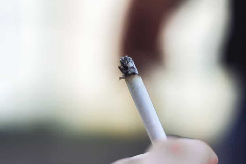 ofrece fumar bebé