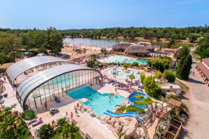 Camping The Alicourts Resort, en Pierrefitte-sur-Sauldre, Francia