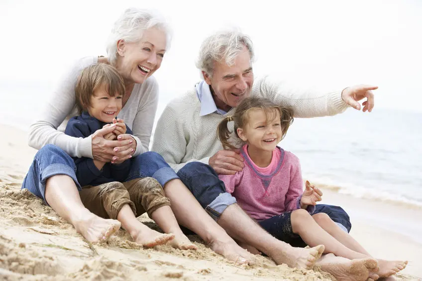 Padres estrictos que se convierten en abuelos permisivos