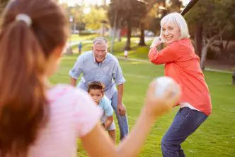 abuelos cuidan nietos padres trabajan