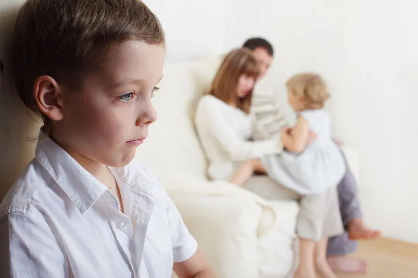 Los padres sí tienen un hijo preferido, según la ciencia