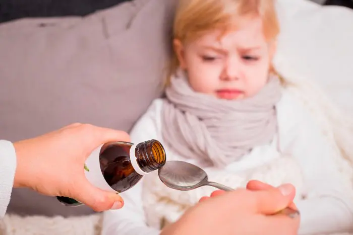 niño vomita medicamento