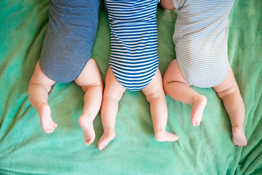 Tienen trillizos después de tener tres hijos