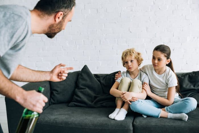 Los problemas de alcohol en los padres destruyen emocionalmente a los hijos  - Etapa Infantil