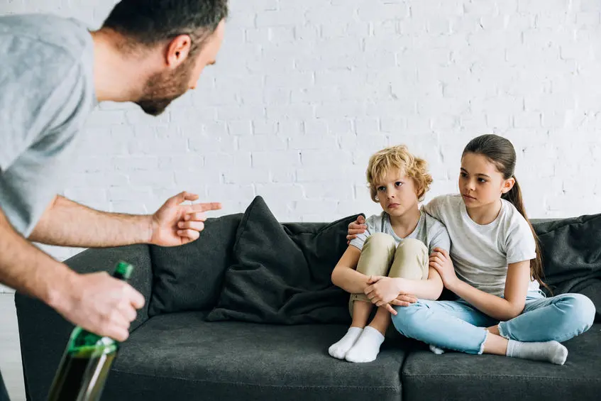 Los problemas de alcohol en los padres destruyen emocionalmente a los hijos