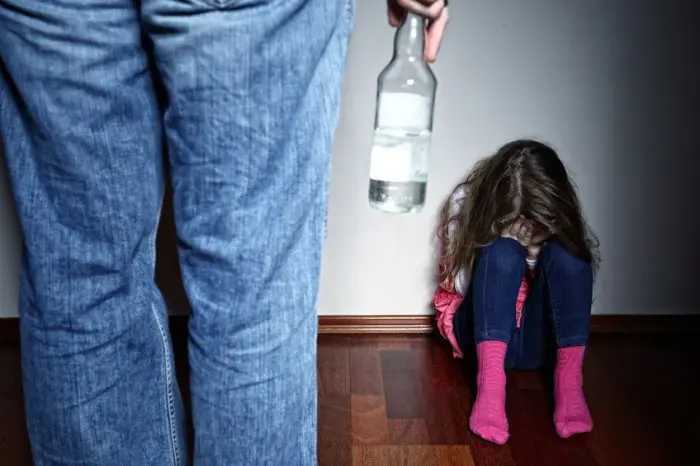 huellas emocionales hijos padres alcohólicos