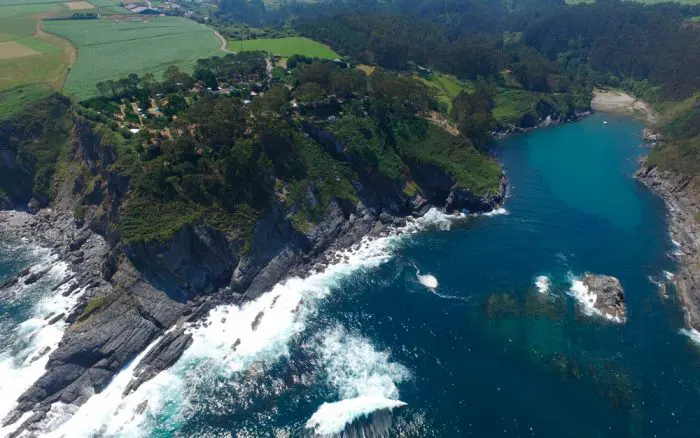 Camping Playa de Taurán, en Luarca Valdés, Asturias