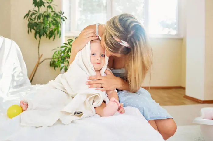 Foto madre bañando hijo bebé