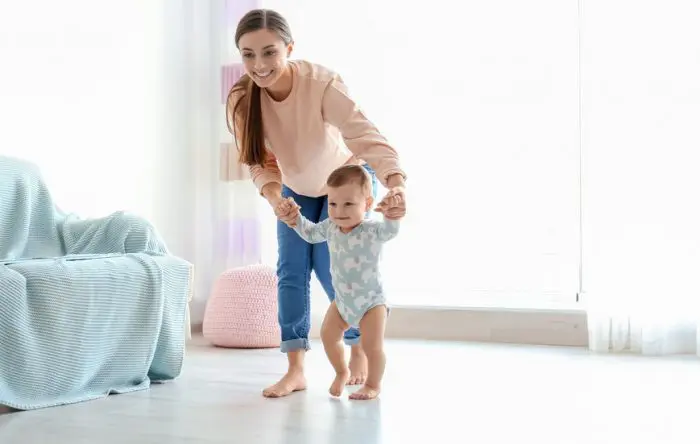 Foto madre caminando bebé