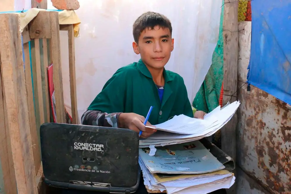 Con 12 años abrió una escuela sin recursos para ayudar a otros niños