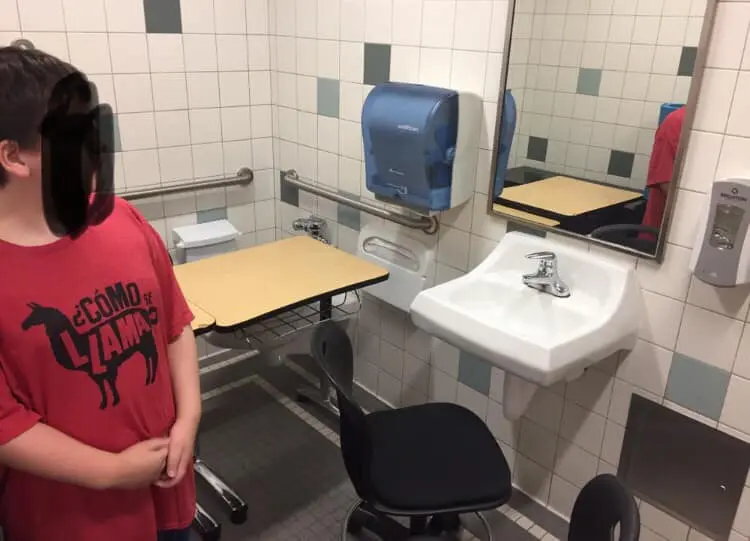 A un niño con autismo le obligaban a estudiar en el baño de su escuela