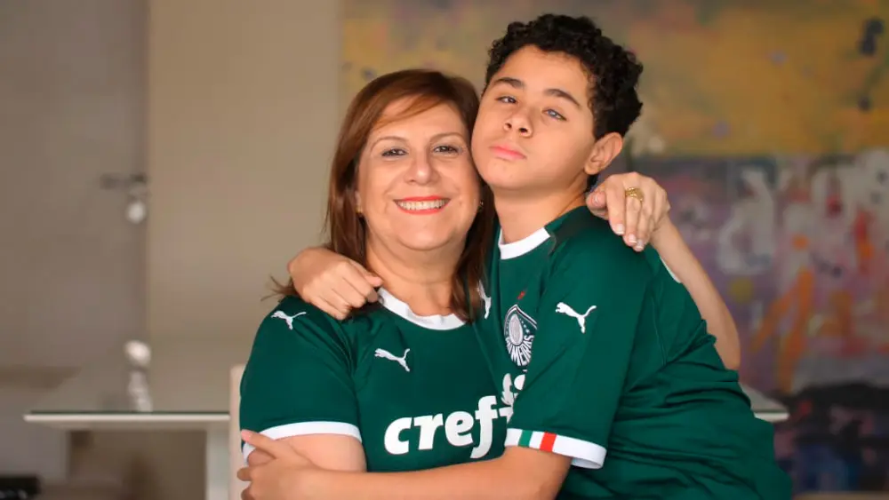 Madre narra los partidos de fútbol a su hijo ciego y con autismo