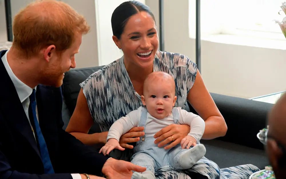 Meghan Markle Archie Harrison apego John Bowlby