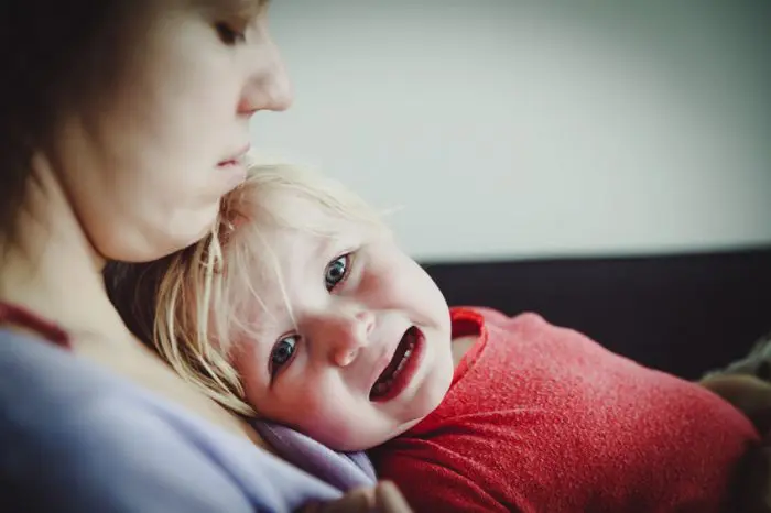 niño porta mal mama