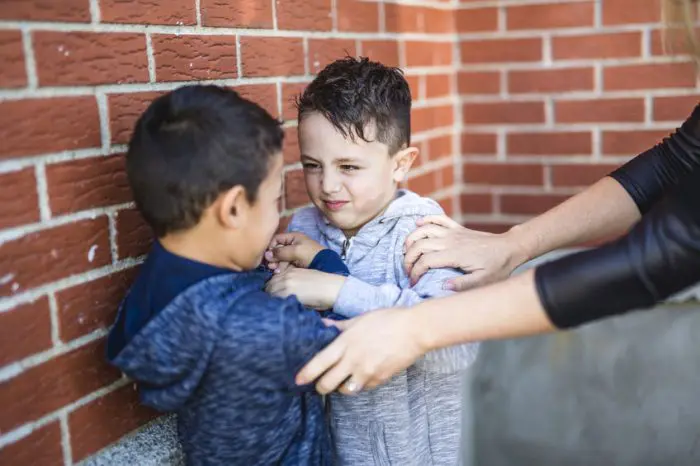 niños defenderse agresiones