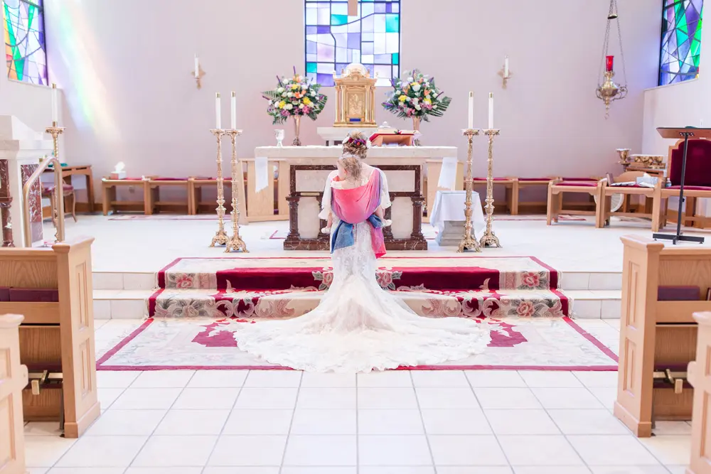 Preciosas fotos de una madre en su boda porteando a su hija