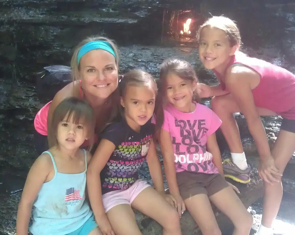 Su amiga murió de cáncer y ella adoptó a sus 4 hijas