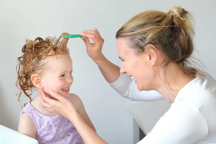 ¿Cómo quitarle los piojos a un niño?