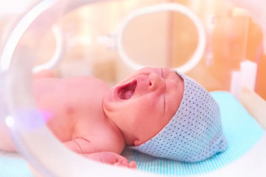 Un recién nacido es encontrado en una lavadora