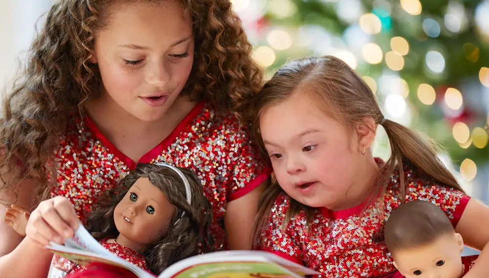 Niña con Síndrome de Down es toda una estrella en una campaña de juguetes en Navidad