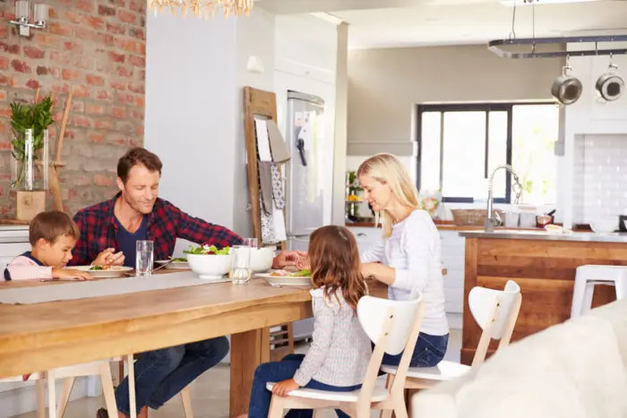 Comer o cenar en familia