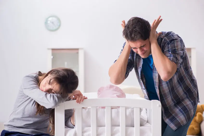 6 fantasías que tienen todos los padres privados de sueño
