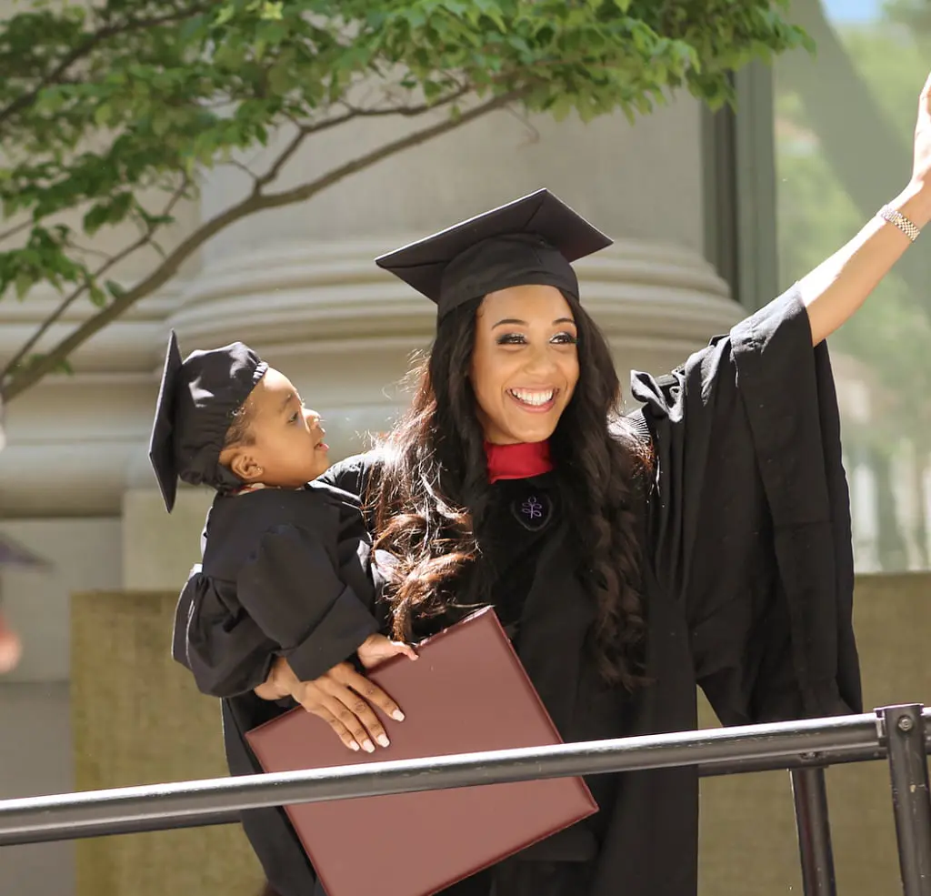 Madre soltera se gradúa en Harvard con su hija en brazos