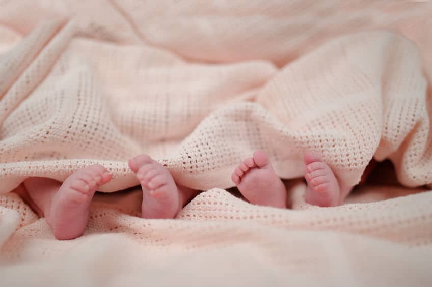 ¿Se puede tener gemelos de padres diferentes?