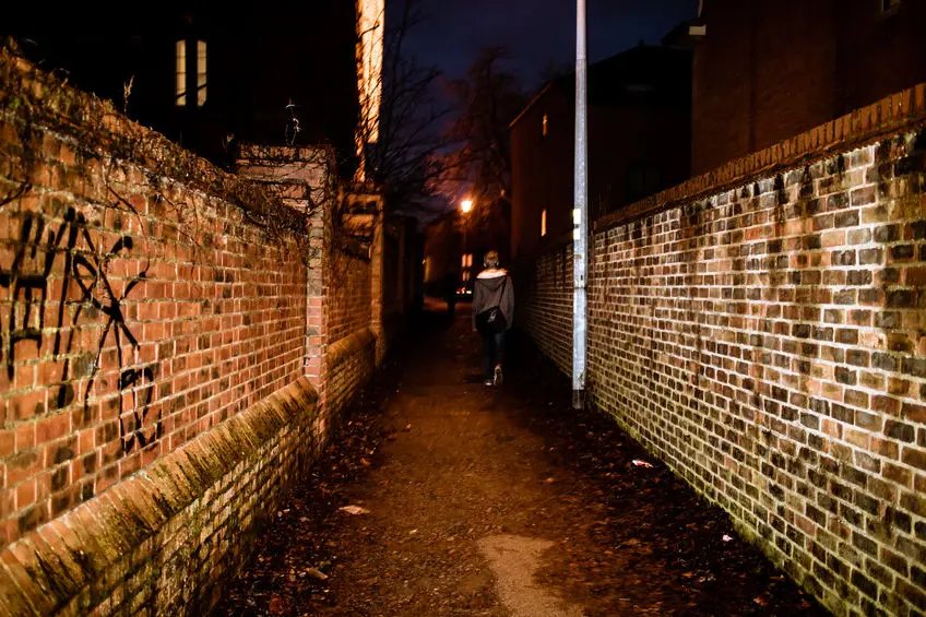 Dejar un móvil a un niño de 12 es como dejarlo solo en un callejón en la madrugada