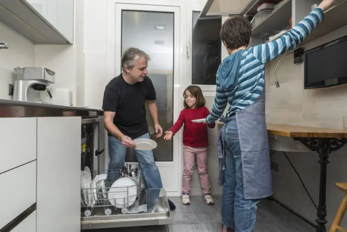 niños ayudar tareas domésticas