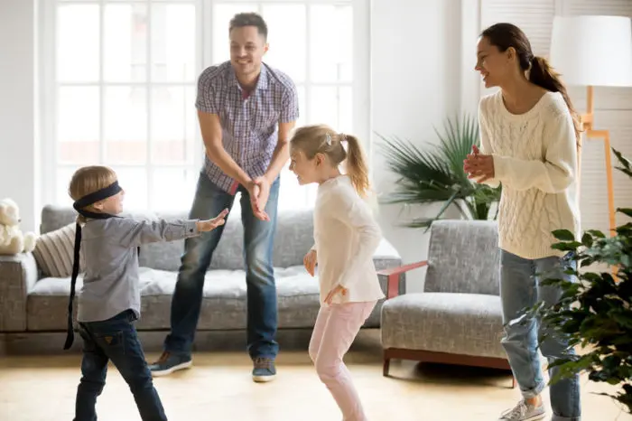 Padres e hijos jugando