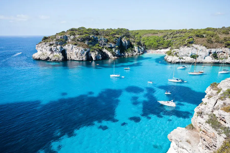Viaje familiar a Menorca con tu coche en barco