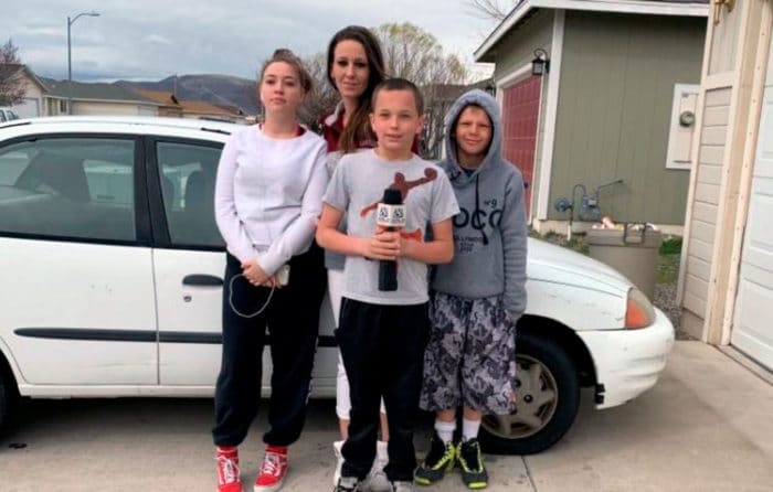 adolescente trabaja compra coche madre
