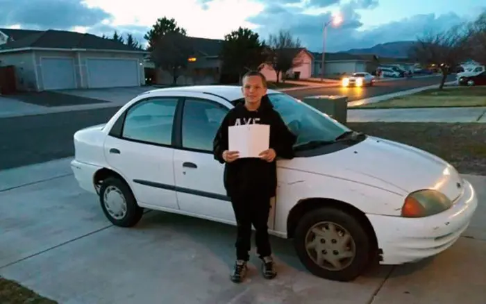 adolescente vende videoconsola compra coche madre