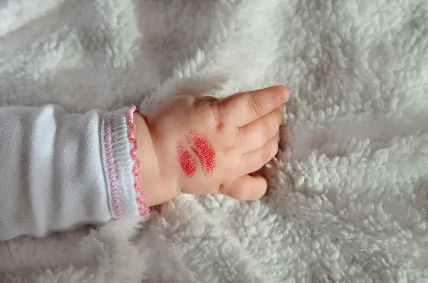Mejor si no les das besos a los bebés