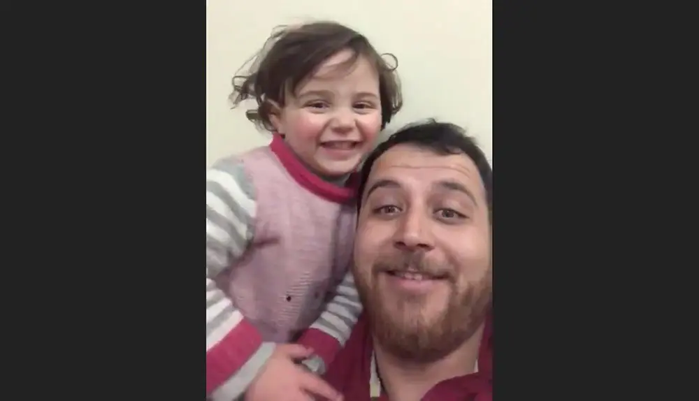 padre sirio simula bombas juego hija no miedo