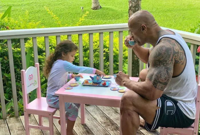 Padre The Rock y su hija