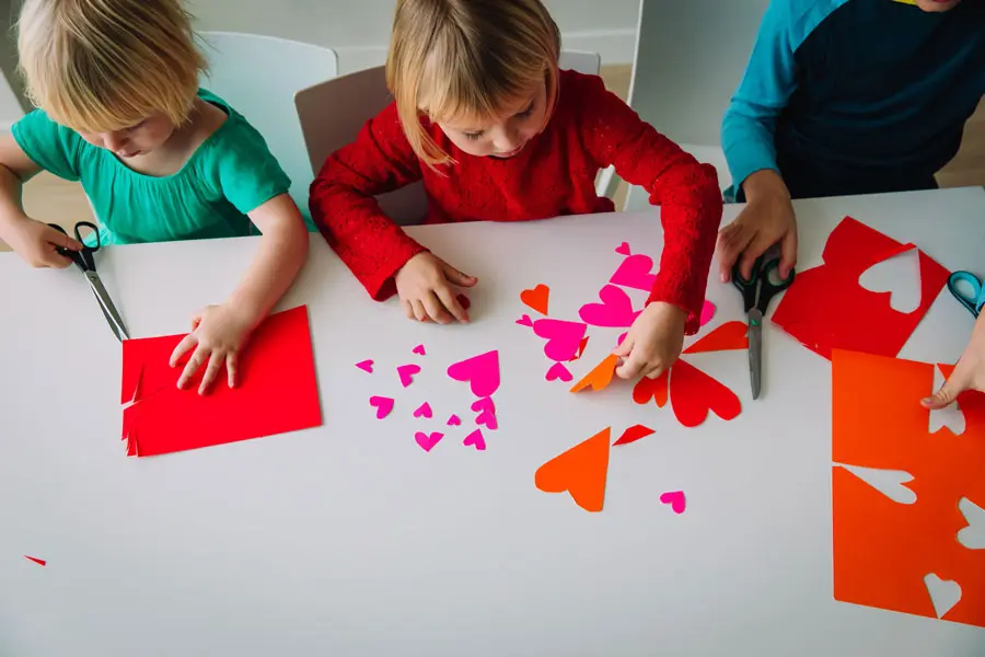 Niños en confinamiento y sin colegio: actividades caseras para entretenerles