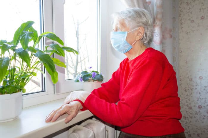 Anciana sola con Coronavirus Covid-19