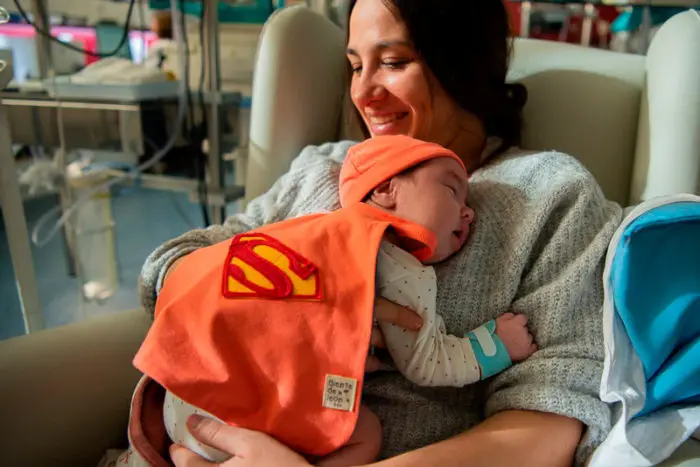 bebé prematuro disfrazado superhéroe