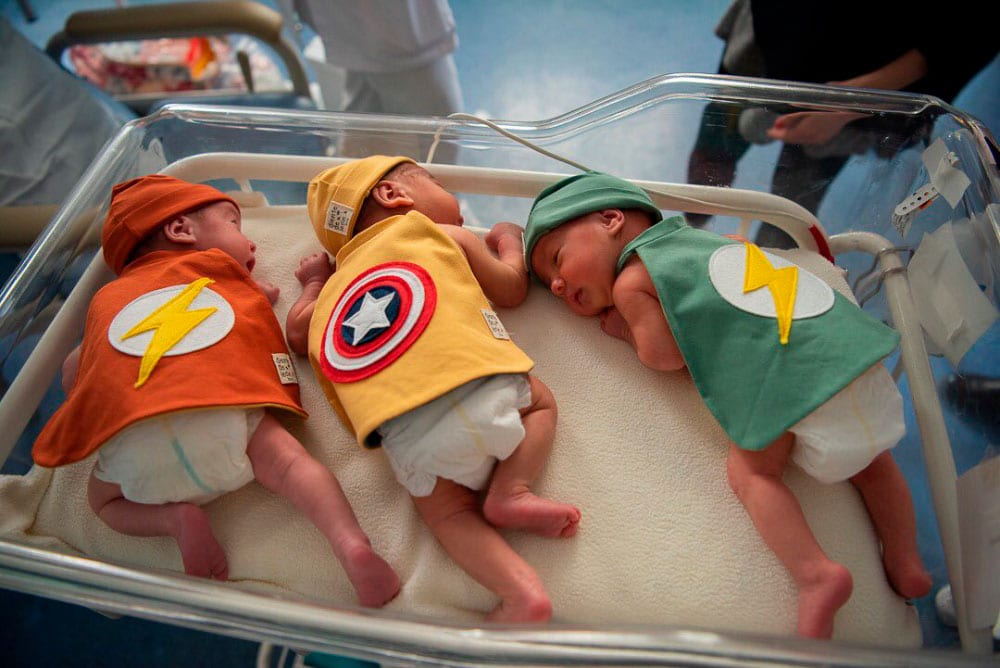 Bebés de la UCI de Neonatología del Clínic, disfrazados de superhéroes
