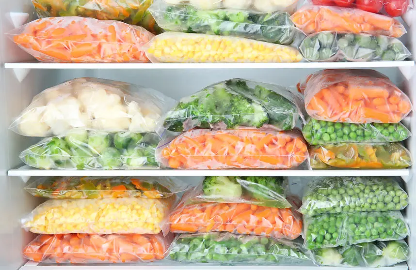 No salgas tanto a hacer la compra y congela bien los alimentos frescos